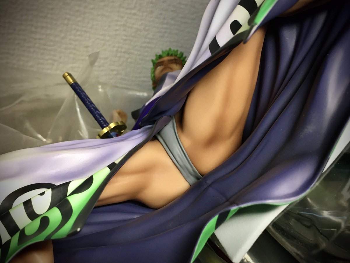 ゾロのフィギュアを購入したら 着物中の造り込みが凄くて良い感じ 灰色のふんどし